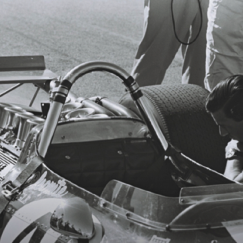 Jim observe l'Eagle de son ami et néanmoins concurrent Dan Gurney